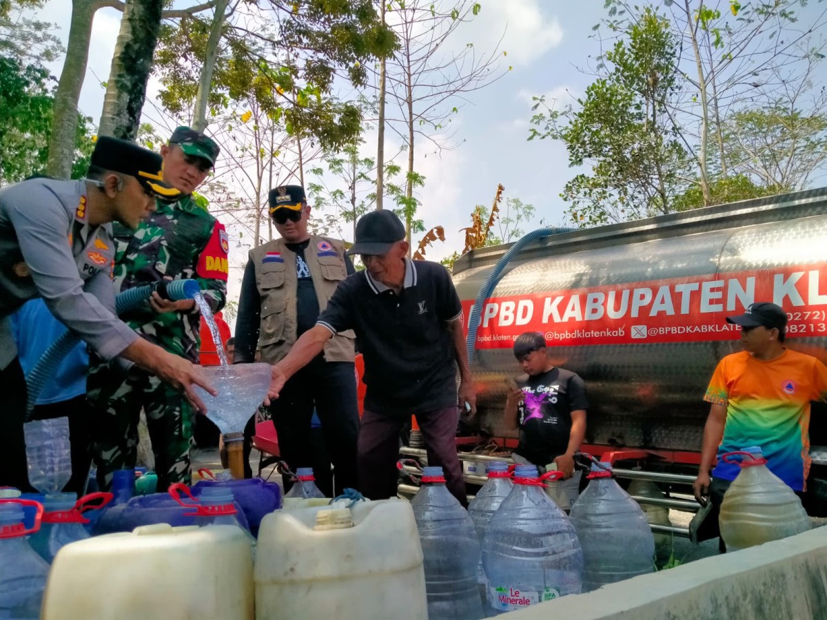 Dandim Klaten Bersama Bupati dan Kapolresta Salurkan 10.000 Liter Air Bersih ke WargaKemalang