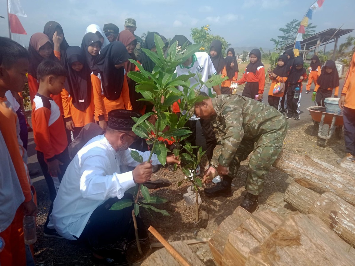 Danramil Tonjong Bersama Gus Tikto dan Masyarakat Gelar Senam Sehat serta Penanaman Pohon di Baitul Jannah