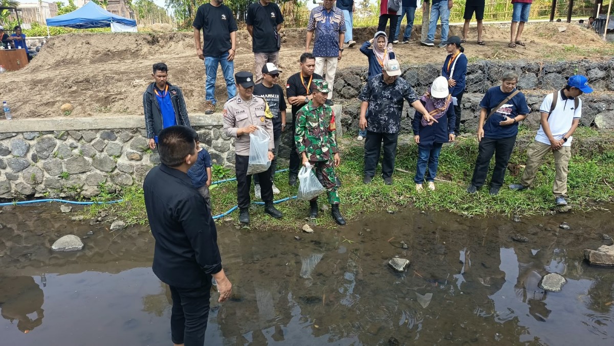 Jaga Sumber Kehidupan, Babinsa Donoharjo Kawal Gerakan Cinta Air di Embung Jetissuruh