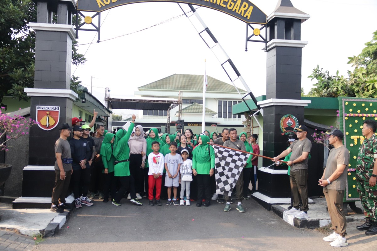 Semarak HUT ke-81 TNI Kodim Banjarnegara Gelar Jalan Sehat Pererat Kebersamaan Keluarga Besar