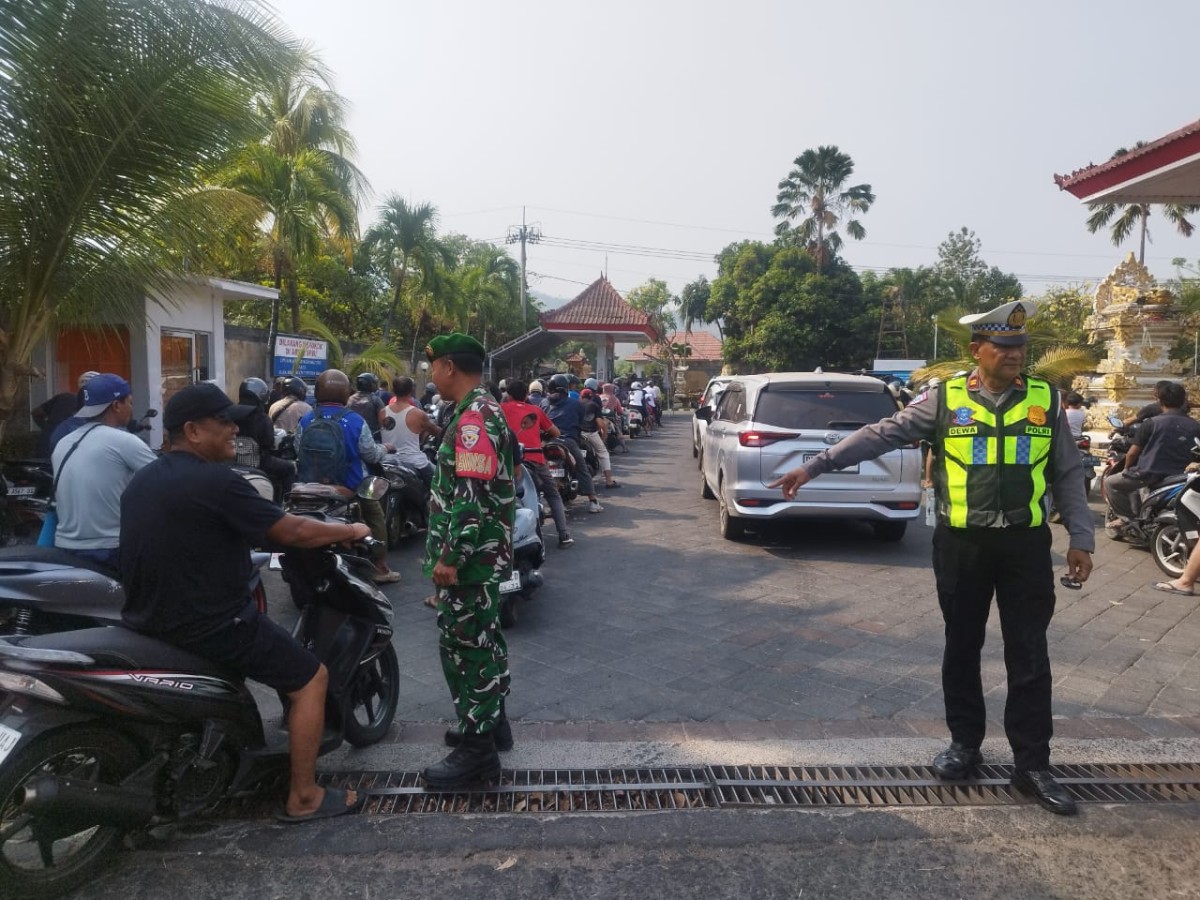 Babinsa Dencarik Pantau Antrean BBM, Pastikan Pengisian di SPBU Berjalan Aman dan Tertib