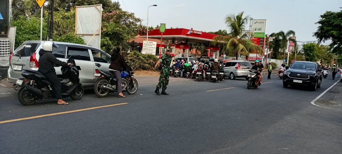 Tertibkan Antrean Kendaraan, Personel Kodim 1623/Karangasem Laksanakan Pengamanan di SPBU