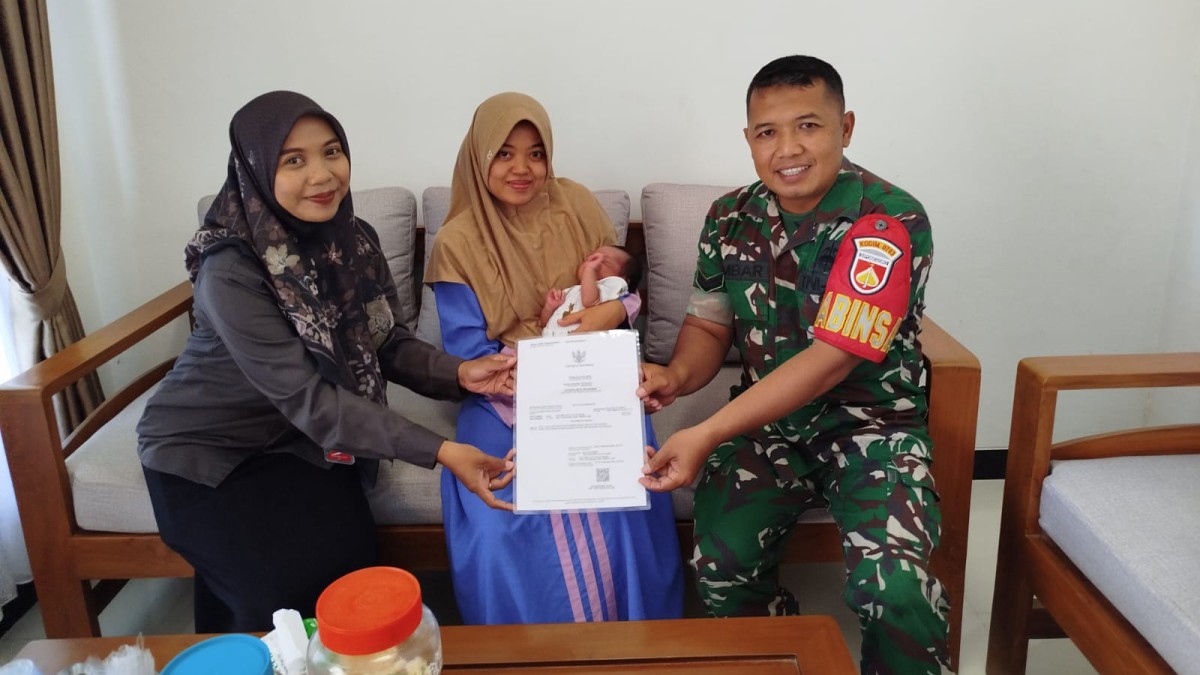 Bantu Warga Urus Akta Kelahiran, Babinsa Jajaran Kodim 0703/Cilacap Hadir Beri Kemudahan Administrasi