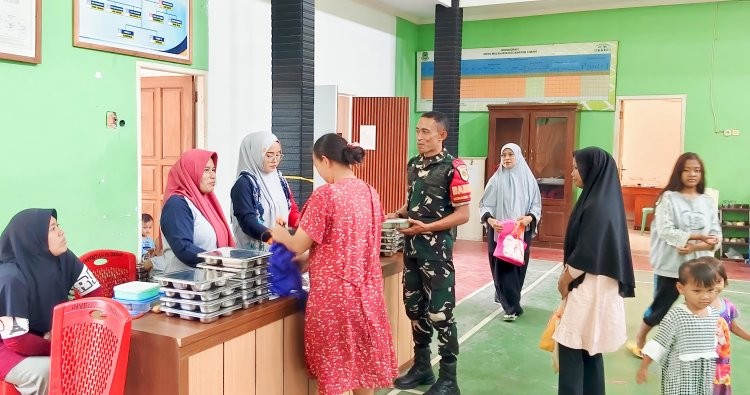 Babinsa Mulyajaya Monitoring Pendistribusian MBG dari Yayasan Kemala Bhayangkari