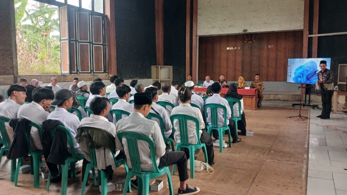 Babinsa Cipamekar Monitoring Pelantikan Anggota KPPS untuk Pilkades Periode 2026–2034