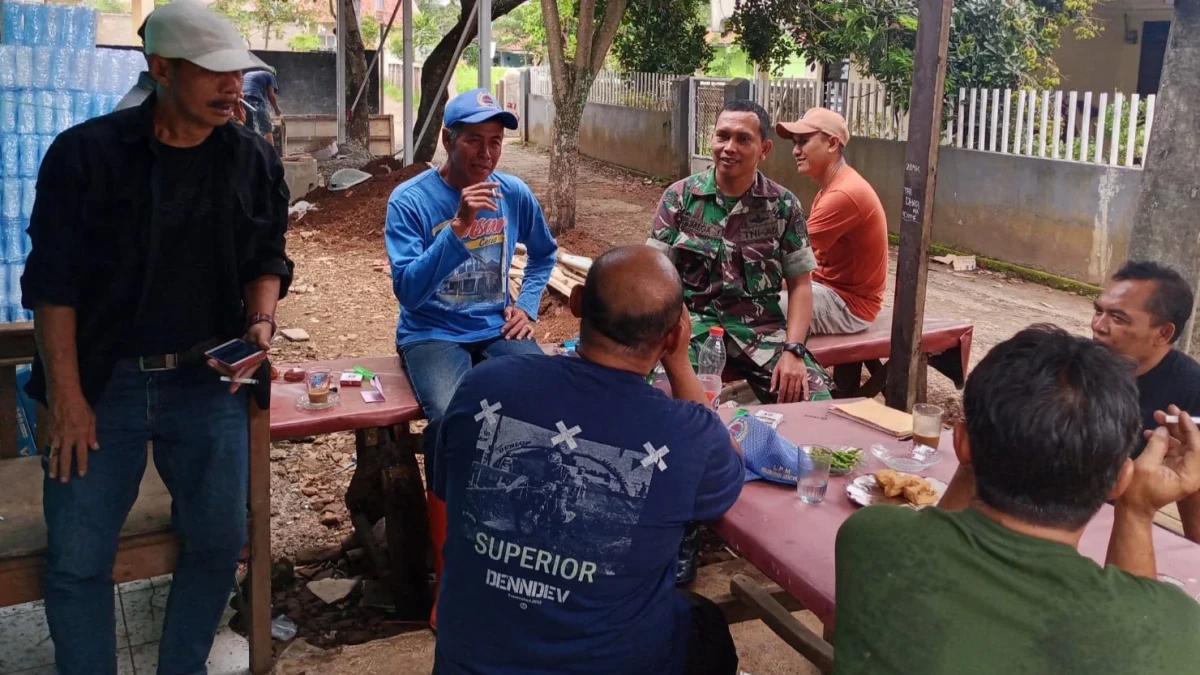 Serma Saman Mega Jaya,  Babinsa Kencana Bersama Warga Bahas Penataan Pengelolaan Sampah Di TPS