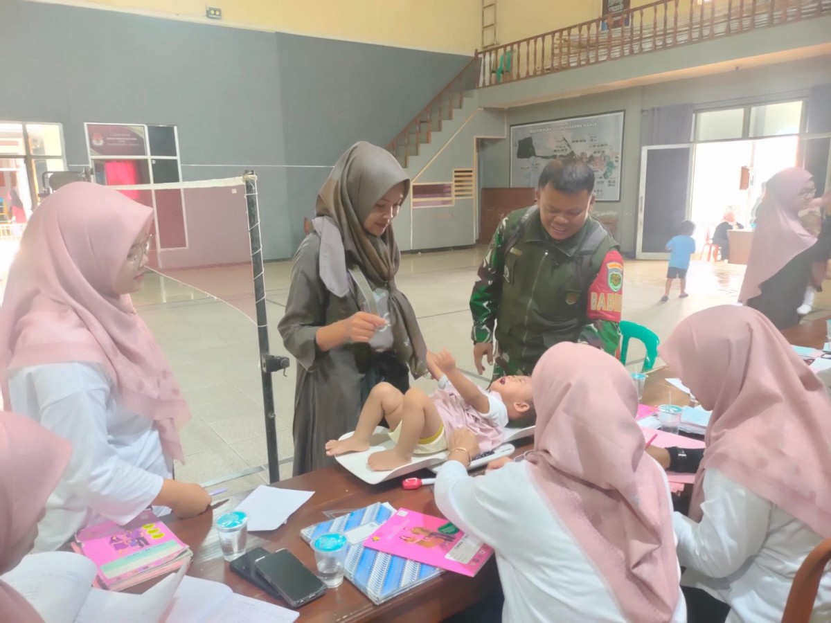 Babinsa Darma Monitoring Kegiatan Posyandu, Dukung Pencegahan Stunting pada Balita