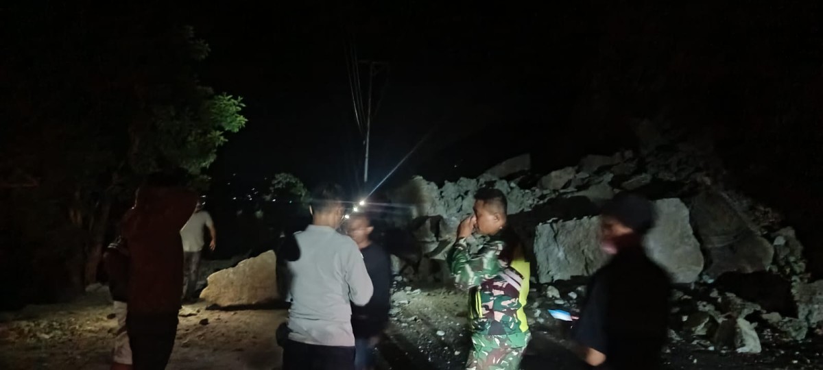 Jalur Trans Ende–Bajawa Tertutup Longsor, Kodim 1602/Ende Imbau Pengendara Waspada dan Cari Jalur Alternatif