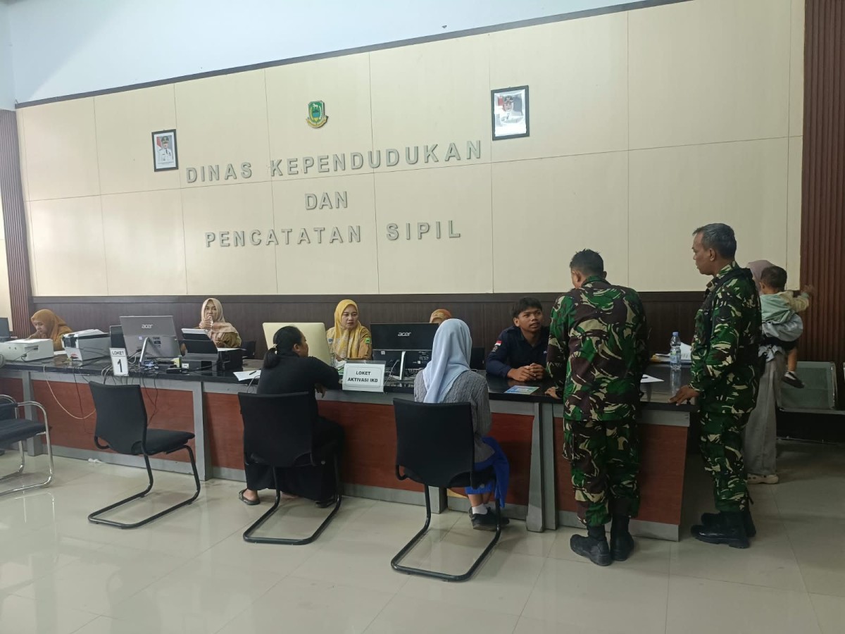 Babinsa Koramil 1512/Lebakwangi Dampingi Pendaftaran Perlindungan Sosial IKD