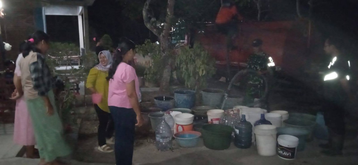 Koramil 15/Karangpucung Bersama Pemerintah Desa Salurkan 5.000 Liter Air Bersih pada Malam Hari