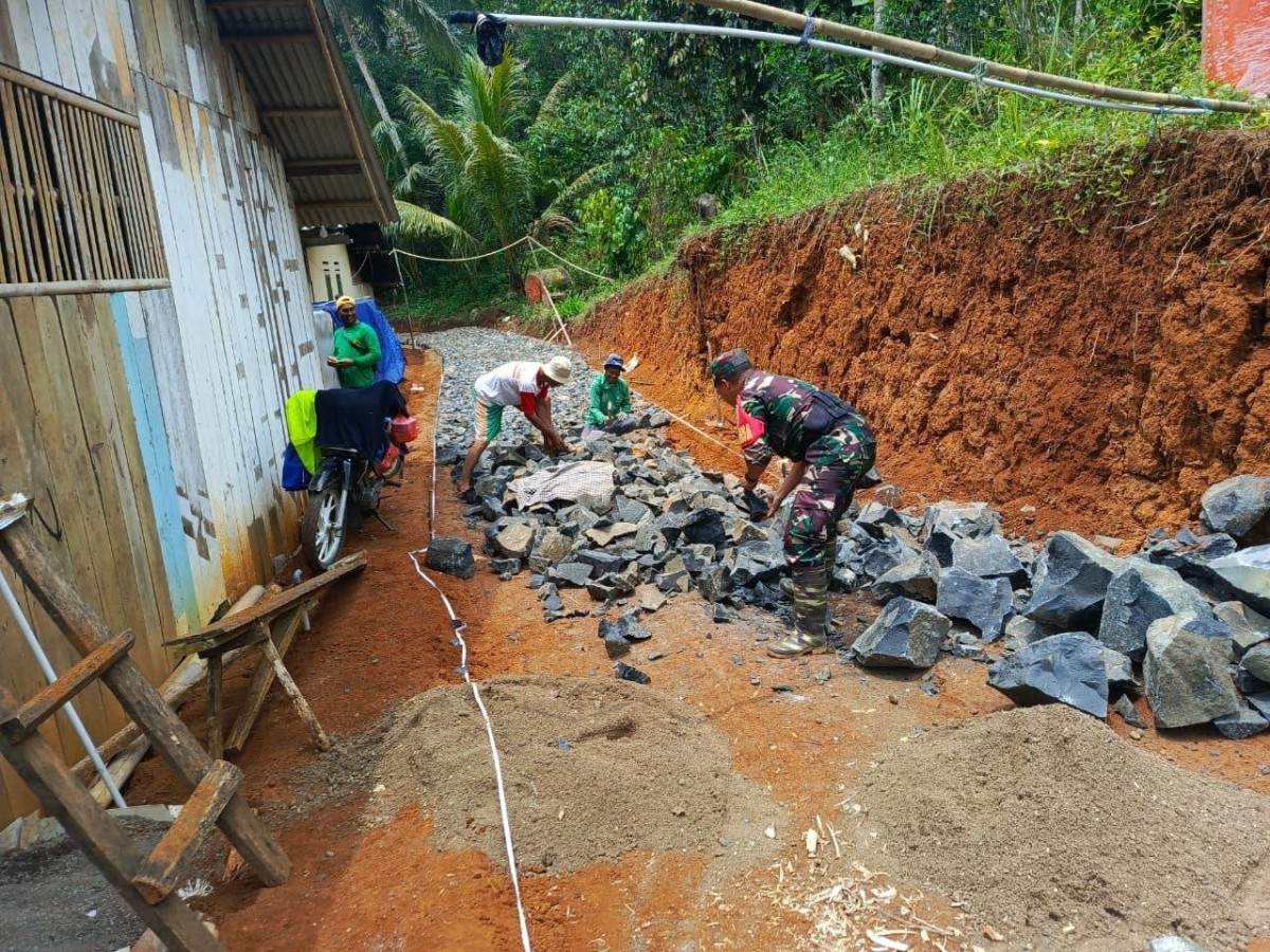 Babinsa Cimerang Koramil 2207/Jampangtengah Bersama Warga Laksanakan Karya Bakti Pengerasan Jalan