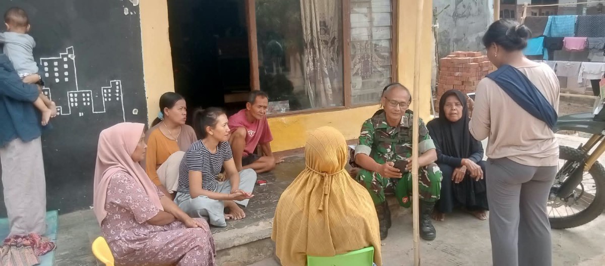 Babinsa Koramil 1513/Garawangi Laksanakan Komsos Bahas Pendataan Perlinsos di Desa Kertawangunan
