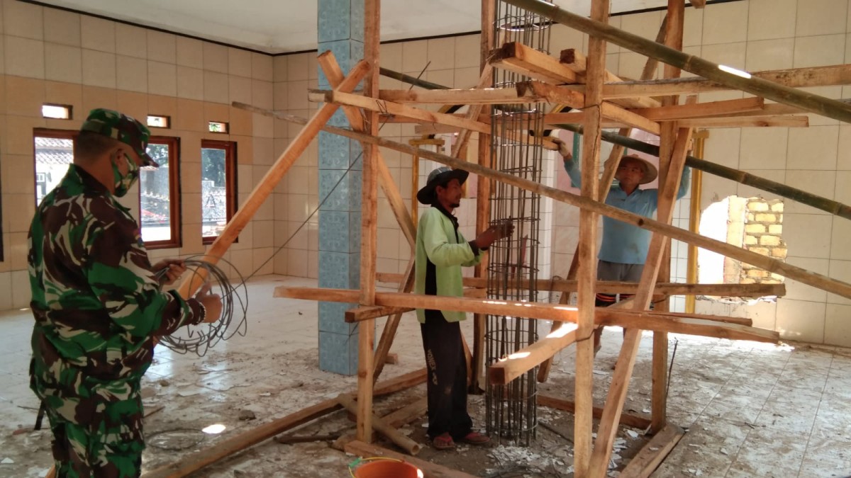 Babinsa Koramil 2206/Parakansalak Laksanakan Karya Bakti Perbaikan Masjid di Desa Bojongasih