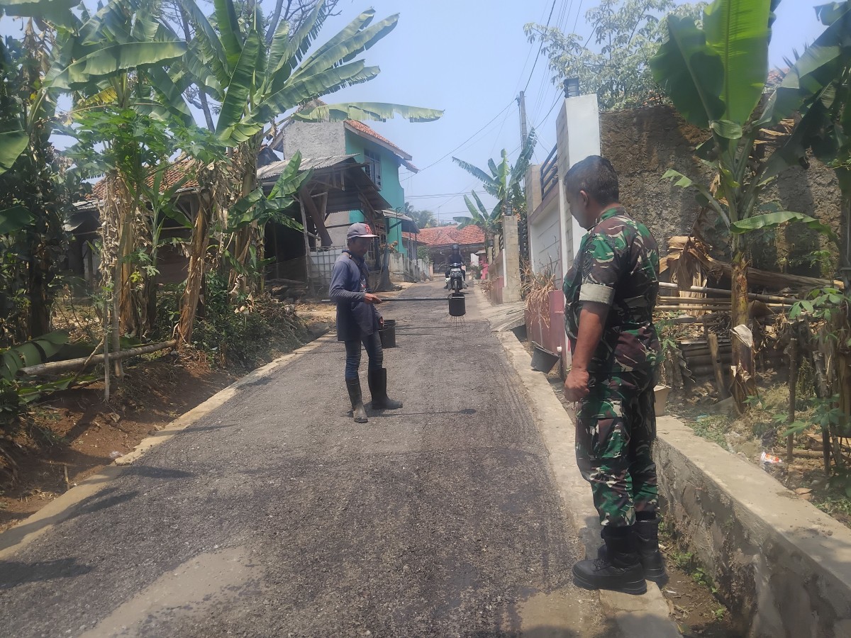 Babinsa Koramil 1511/Jalaksana Pantau Pengaspalan Jalan di Gang Blok Manis Desa Sindangbarang