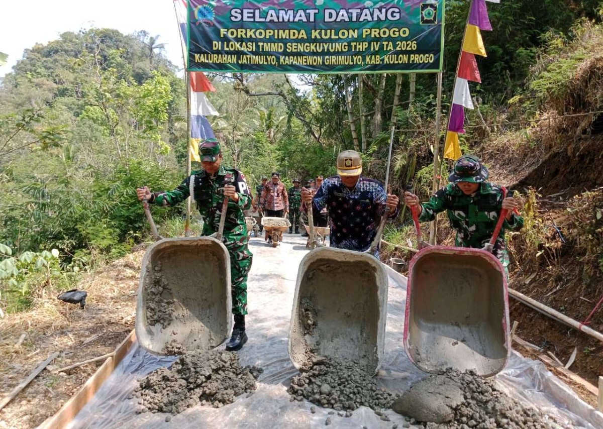 Pengecoran Perdana Rabat Beton Jalan TMMD Sengkuyung  Kodim 0731/Kulon Progo