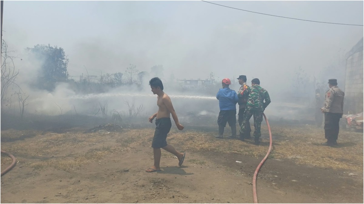 Babinsa Koramil 15/Lebaksiu Bersama Petugas Gabungan dan Warga Padamkan Kebakaran Lahan Semak Belukar di Dukuhlo