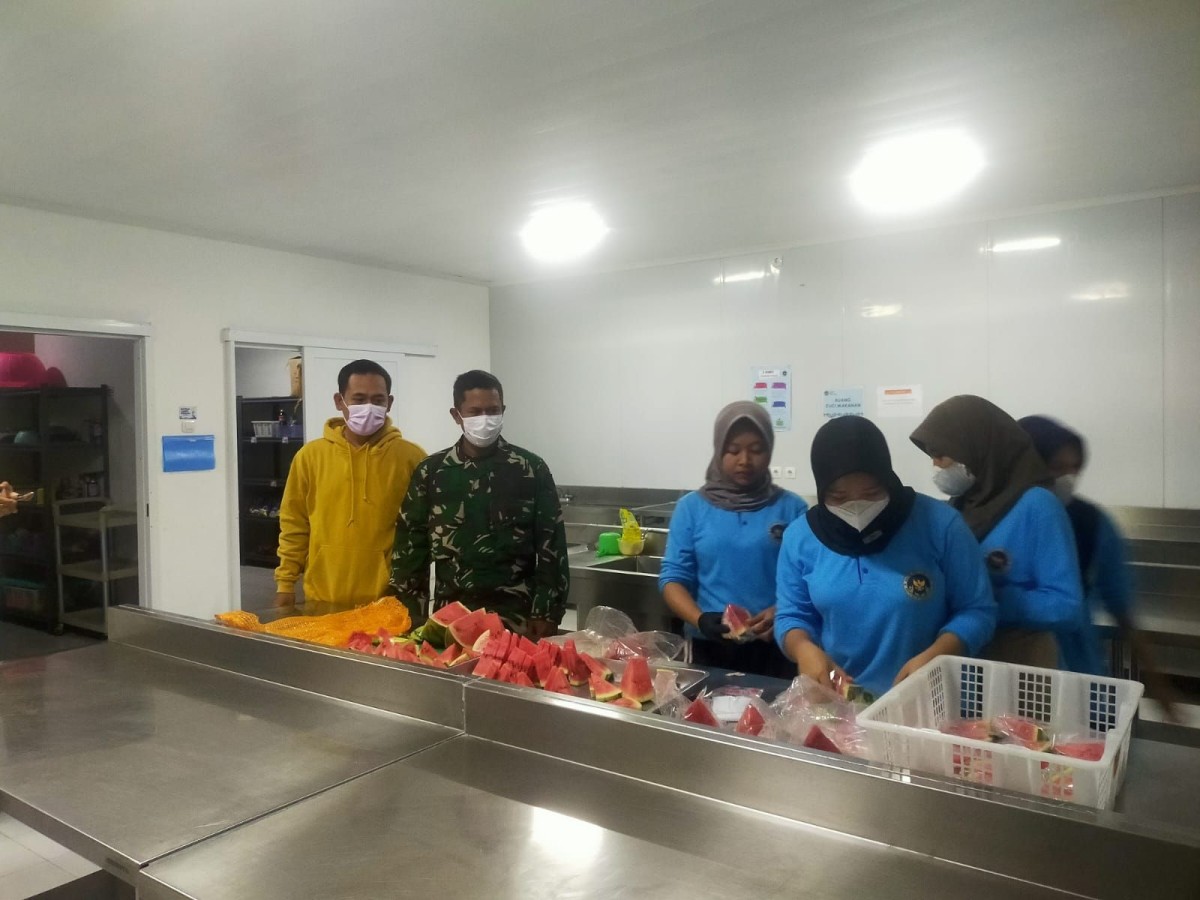 Babinsa Koramil 1506/Cibingbin Pantau Penyaluran Makan Bergizi di Desa Sindangjawa, Sasar 2.002 Penerima Manfaat