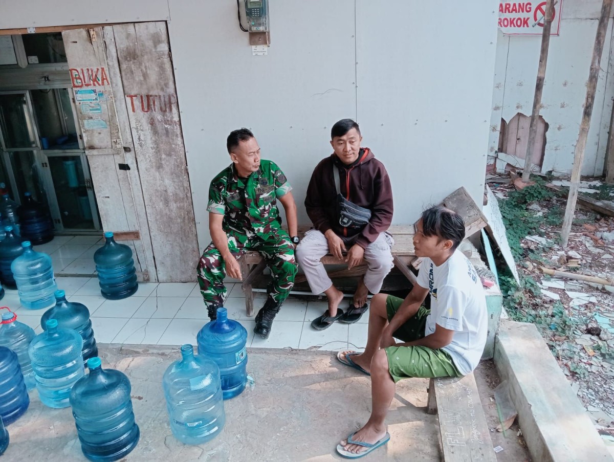 Babinsa Kadujaya Ajak Warga Waspada Bahaya Kebakaran dan Kekurangan Air Bersih pada Musim Kemarau