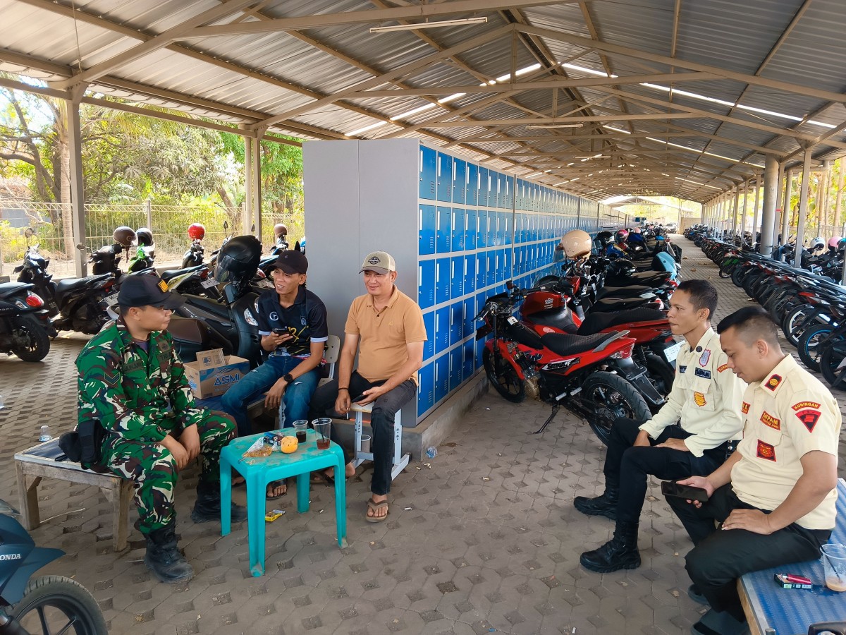 Pererat Silaturahmi, Babinsa Cieurih Sertu Junjun R Jalin Kedekatan dengan Satpam dan Pemuda