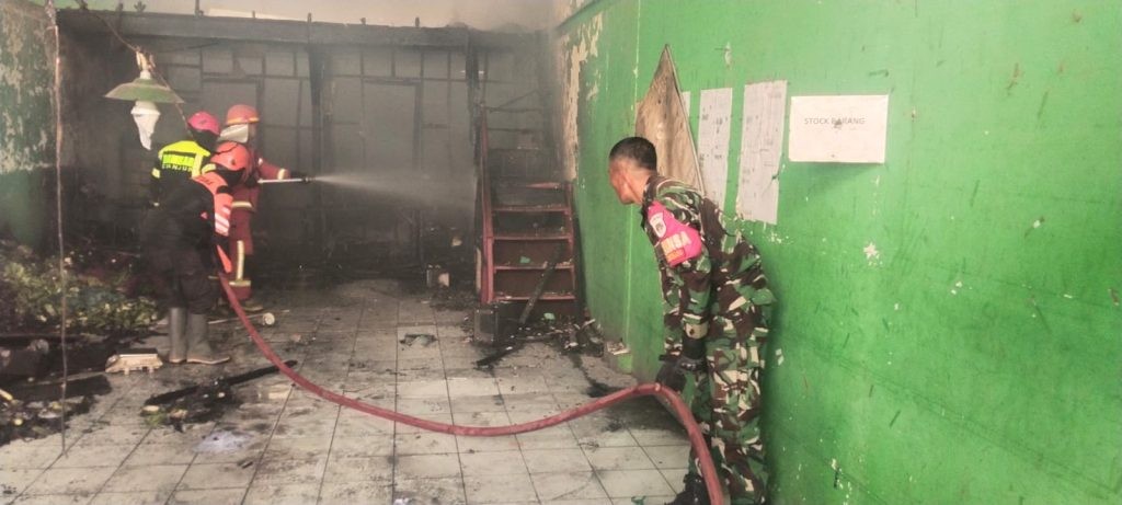 Aksi Cepat Anggota Koramil 0608-04/Cipanas Serka Ohin Rohmat Bantu Padamkan Kebakaran Gudang Sayur di STA Cigombong