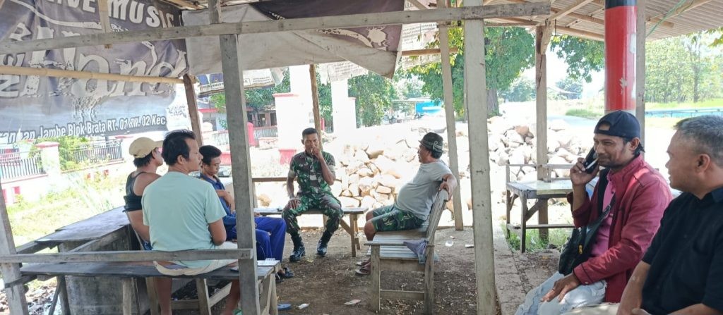 Pererat Silaturahmi, Babinsa Koramil 1605 Sukagumiwang Ajak Warga Lemahayu Perkuat Kekompakan dan Gotong Royong
