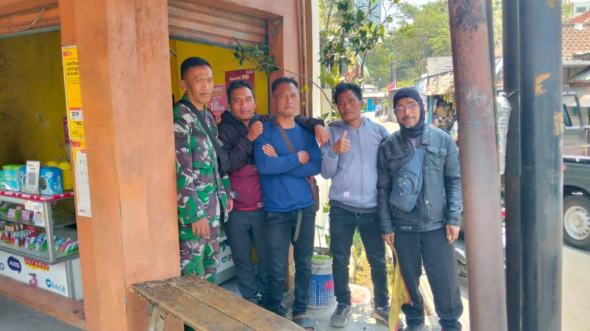 Babinsa Hegarmanah jalin komunikasi sosial dengan Pengemudi pasar cikuda