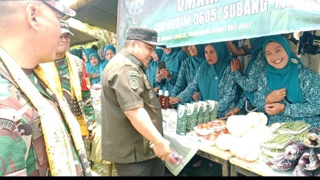 Bupati Subang Borong Kripik UMKM di Pembukaan TMMD ke-130 Cupunagara, Pedagang Sumringah