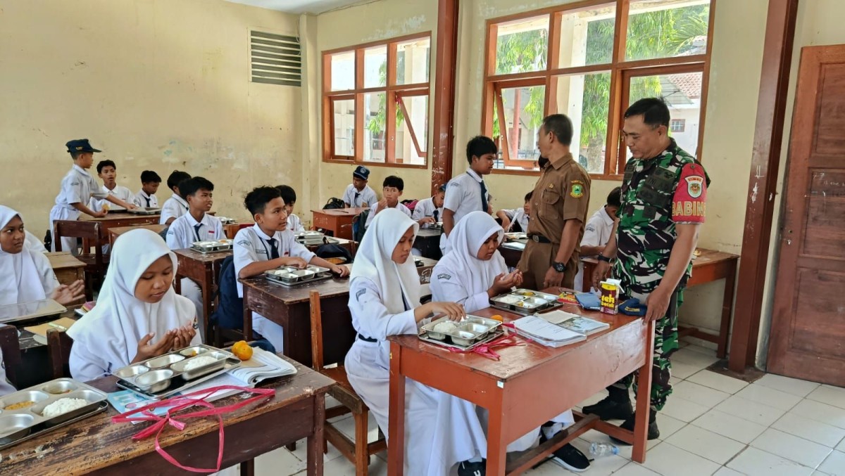 Peduli Gizi Anak Bangsa, Babinsa Hadir Monitoring Program MBG di Sekolah