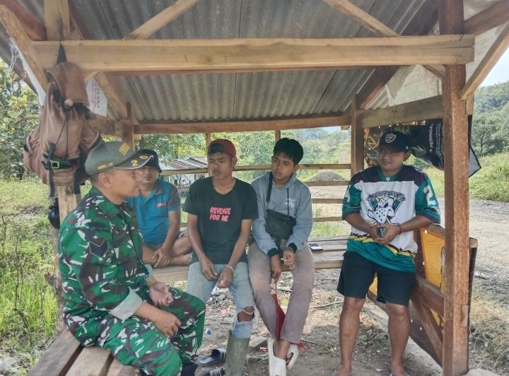 Babinsa Cipicung Pererat Silaturahmi dengan Kepala Dusun dan Pemuda di Sangiang Beheung