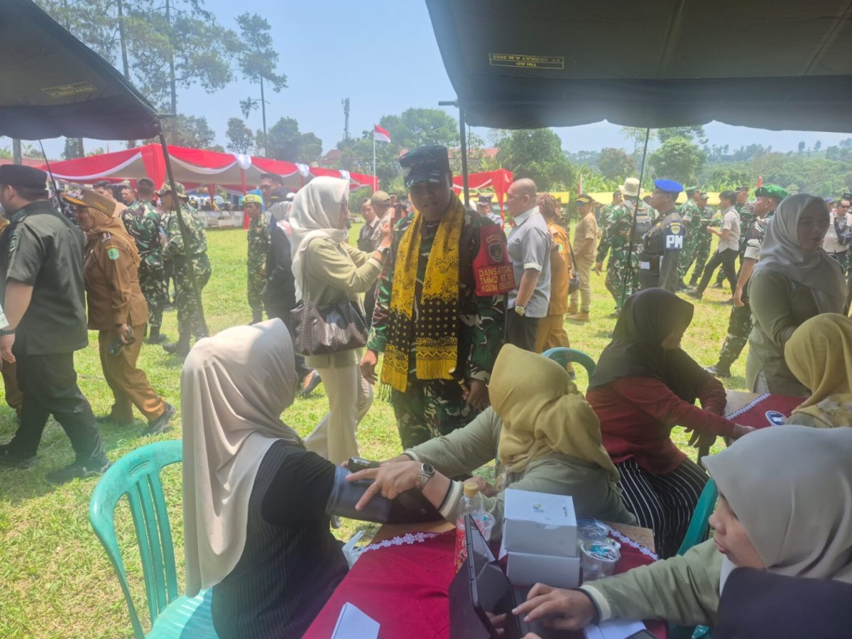 Sumedang, - Dalam upaya mempererat hubungan antara TNI dan masyarakat, Babinsa Desa Cipicung, Kecamatan Jatigede, Kabupaten Sumedang, Jawa Barat, Serka Kurnia Arifin Wendi, melaksanakan kegiatan Komunikasi Sosial (Komsos) bersama Kepala Dusun Cipicung dan