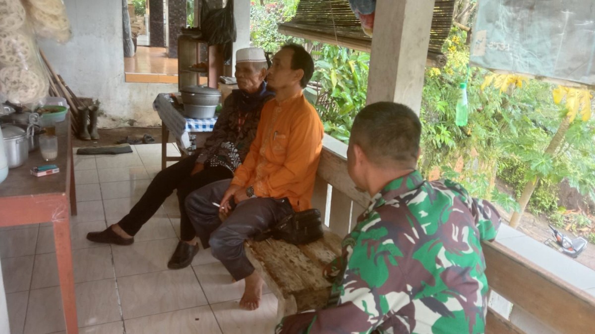 Babinsa Koramil 1003/Tanjungkerta melaksanakan kegiatan Komsos dengan masyarakat guna mempererat tali silaturahmi di Desa Gunturmekar
