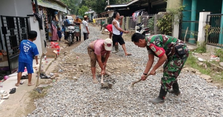 Babinsa Koramil 0305/Cipanas Laksanakan Karya Bakti Perataan Jalan di Desa Giriharja