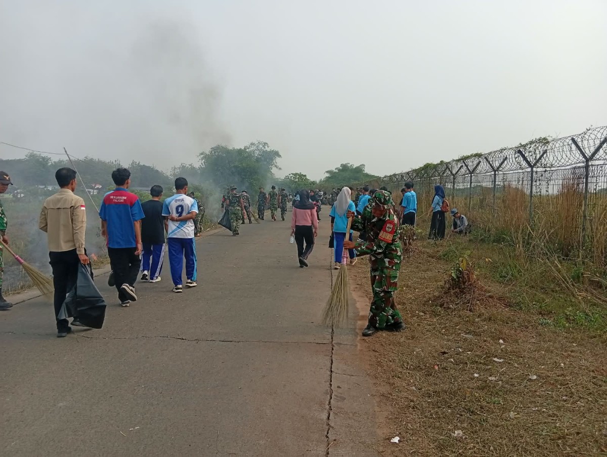 GERAK CEPAT JAGA LINGKUNGAN, KORAMIL 03/LEGOK GANDENG TNI-POLRI DAN WARGA SERTA PELAJAR BERSIHKAN JALAN DESA