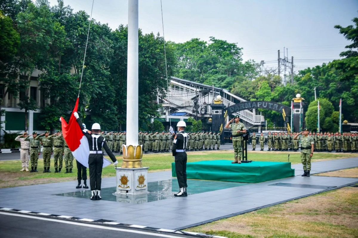 Pangkostrad Letjen TNI Iwan Setiawan Pimpin Upacara Bendera, Tekankan Disiplin dan Profesionalisme Prajurit
