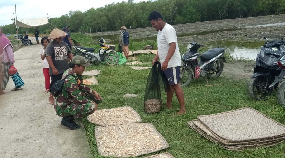 Babinsa Koramil 04/Jawai Laksanakan Komsos Bersama Warga Binaan yang Berprofesi sebagai Nelayan