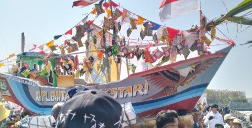 Koramil 1601/Indramayu Bersama Polri Laksanakan pengamanan Nadran 2026 di Majakerta, Ratusan Warga Saksikan Larung Perahu Hias
