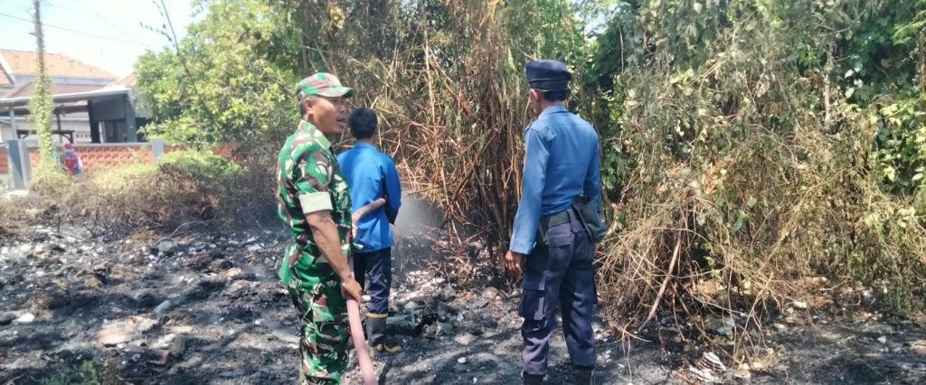 Gercep! Anggota Koramil 1601/Indramayu Bantu Penanganan Kebakaran Ilalang di Karanganyar