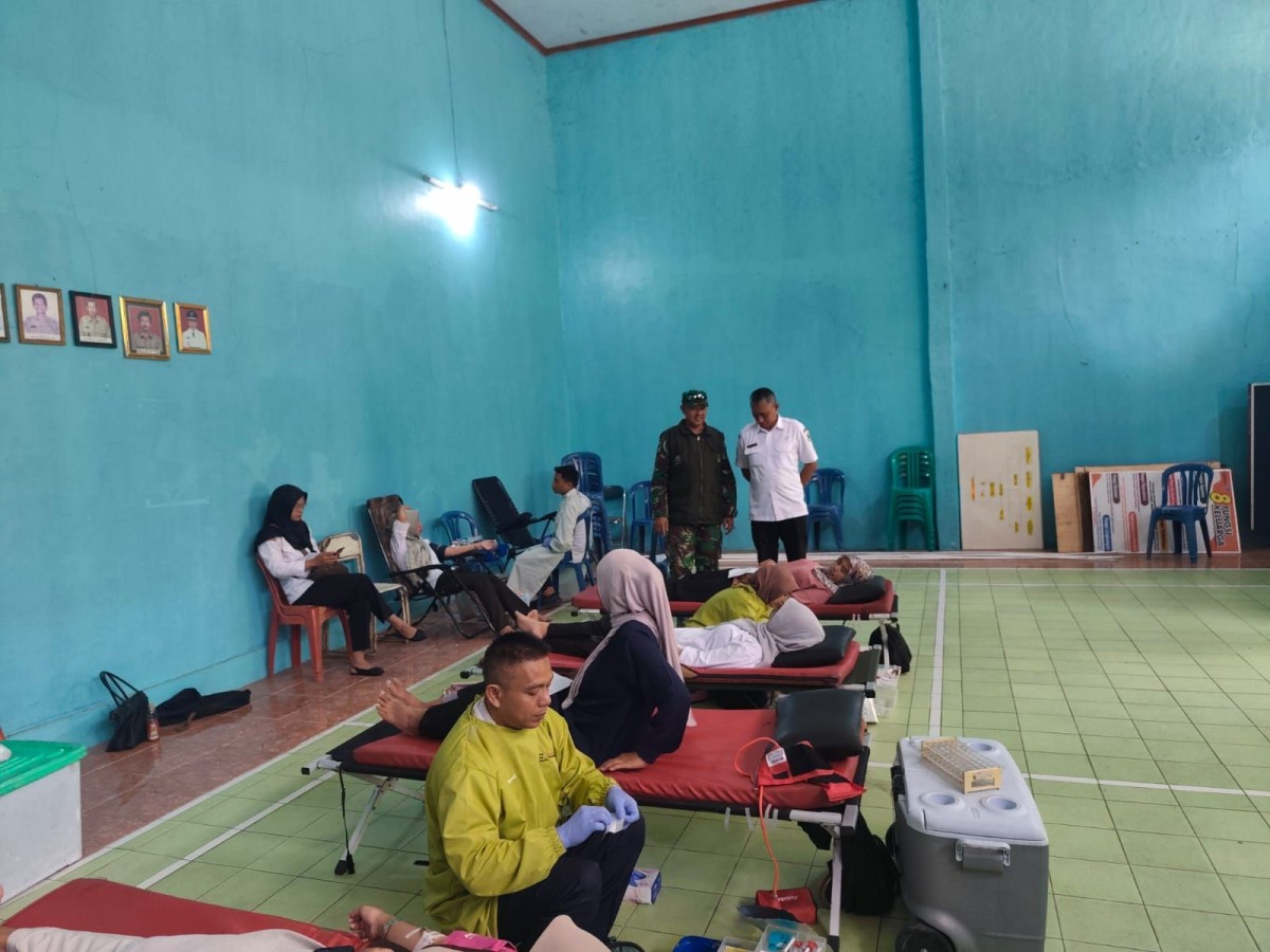 Babinsa Koramil 1504/Subang Monitoring Donor Darah Rutin di Desa Jalatrang, 33 Orang Berpartisipasi