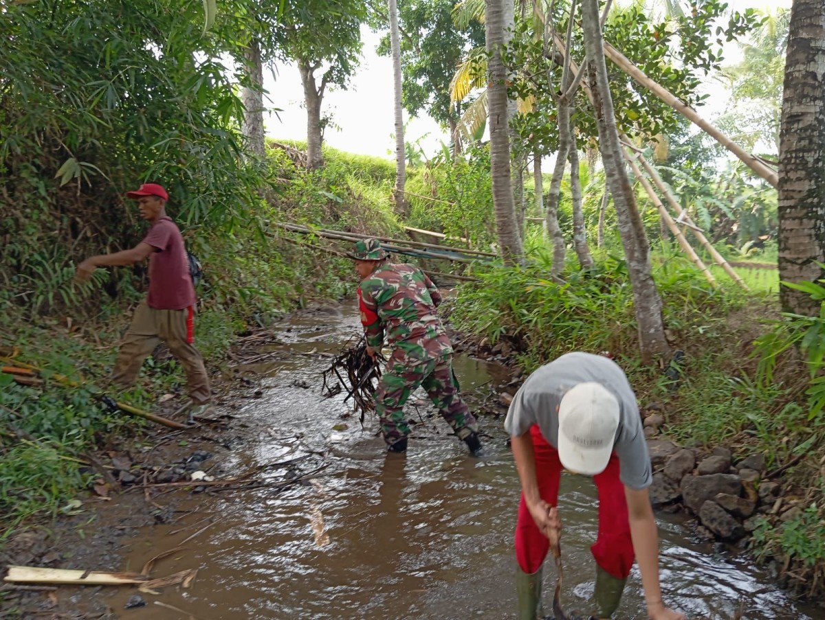 Babinsa Koramil 1902/Plered Bersama Warga Gelar Karya Bakti Bersihkan Area Sungai di Desa Sempur