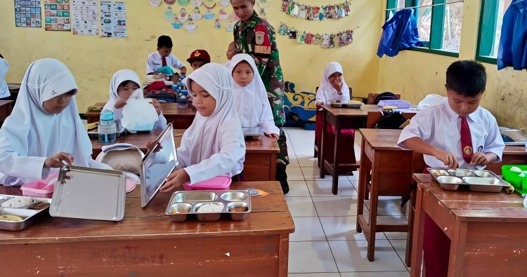 Babinsa Margamukti Monitoring Pendistribusian MBG di SDN 1 Margamukti