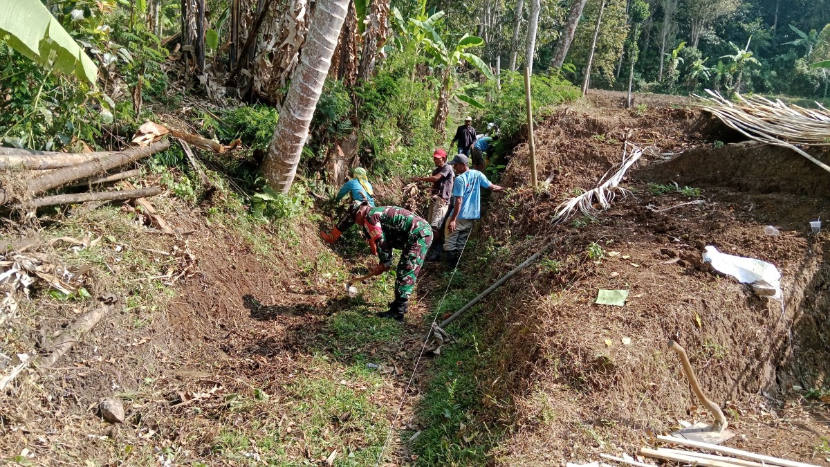 Babinsa Babakanmulya Monitoring Pembangunan Jalan Usaha Tani untuk Dukung Produktivitas Petani