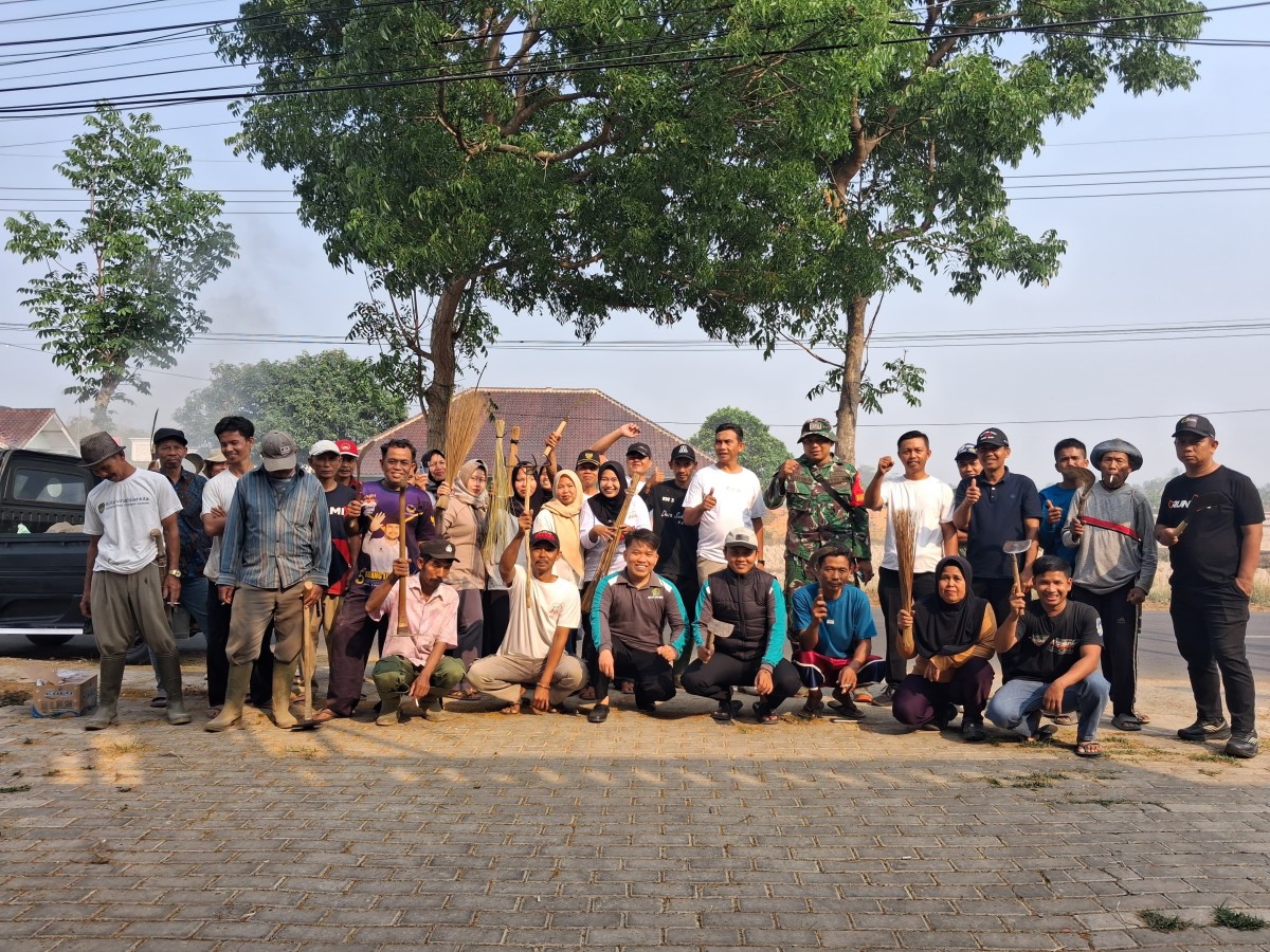 Babinsa Bersama Camat Dan Masyarakat Laksanakan Kerja Bakti Di Desa Sukahaji