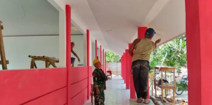 Kawal Rehab Kelas SMKS Cahaya Raya Blanakan, Babinsa Jayamukti Pastikan Pembangunan Berkualitas