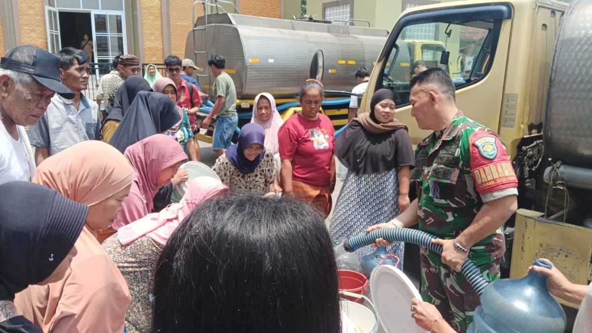 Danramil 1503/Ciniru Dampingi Pendistribusian Air Bersih untuk Warga Desa Hantara
