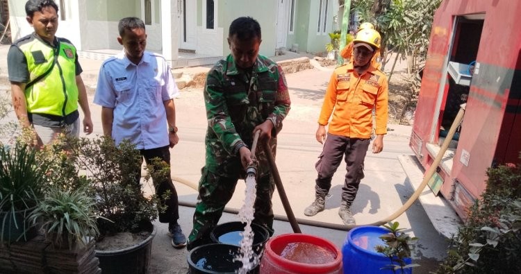 Kodim 0614/Kota Cirebon Salurkan 5.000 Liter Air Bersih, Bantu Warga Argasunya Hadapi Kekeringan