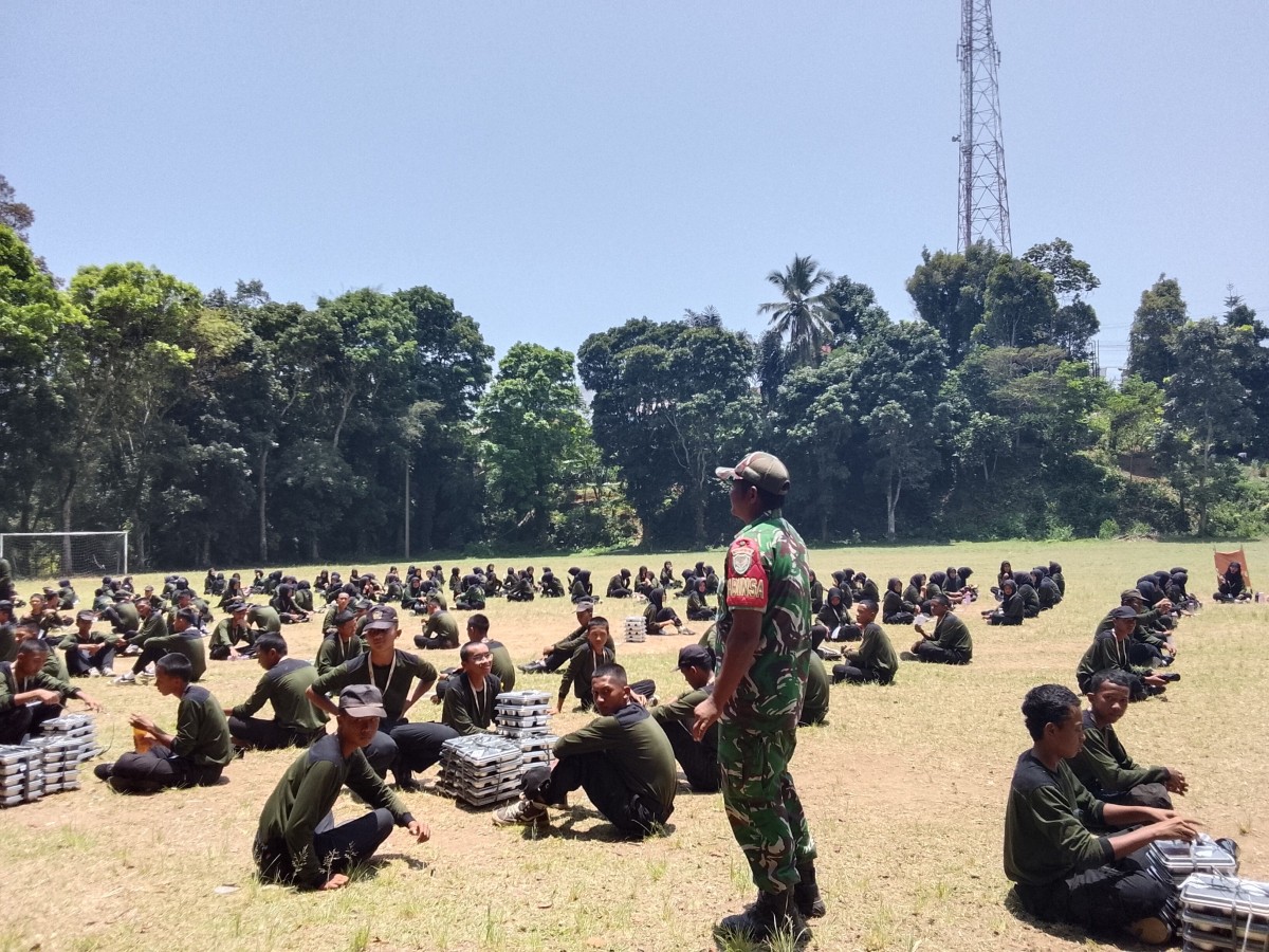 Babinsa Koramil 1903/Darangdan Melaksanakan Pendampingan Mabim Siswa SMKN 1 Bojong