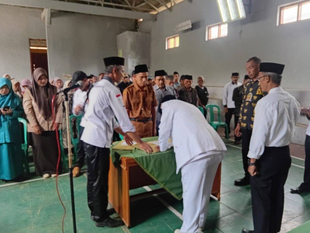 Babinsa Kawal Pelantikan Kasi Pemerintahan Baru Desa Kertayasa