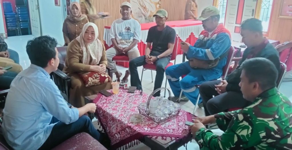 Danramil 1608/Karangampel Pantau Pertemuan Pertagas dan Warga Dukuh Jeruk, Perbaikan Jalan Dijadwalkan Akhir Oktober