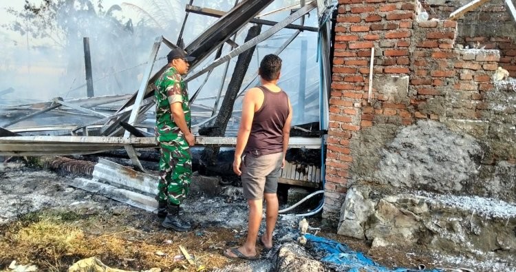 Babinsa Wiyong Bersama Damkar dan Warga Tangani Kebakaran Kandang Ayam