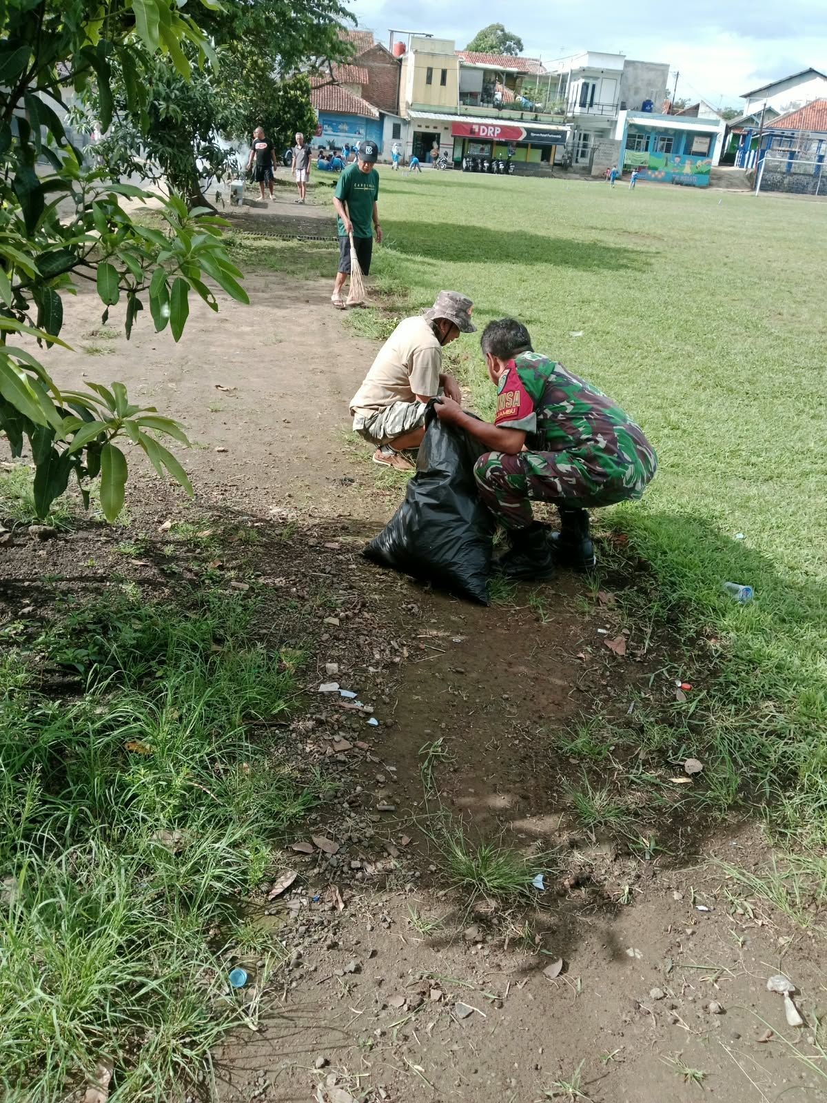 Babinsa Cijambu Bersama Warga Gelar Karya Bakti di Astana Panjang, Pererat Kebersamaan dan Gotong Royong